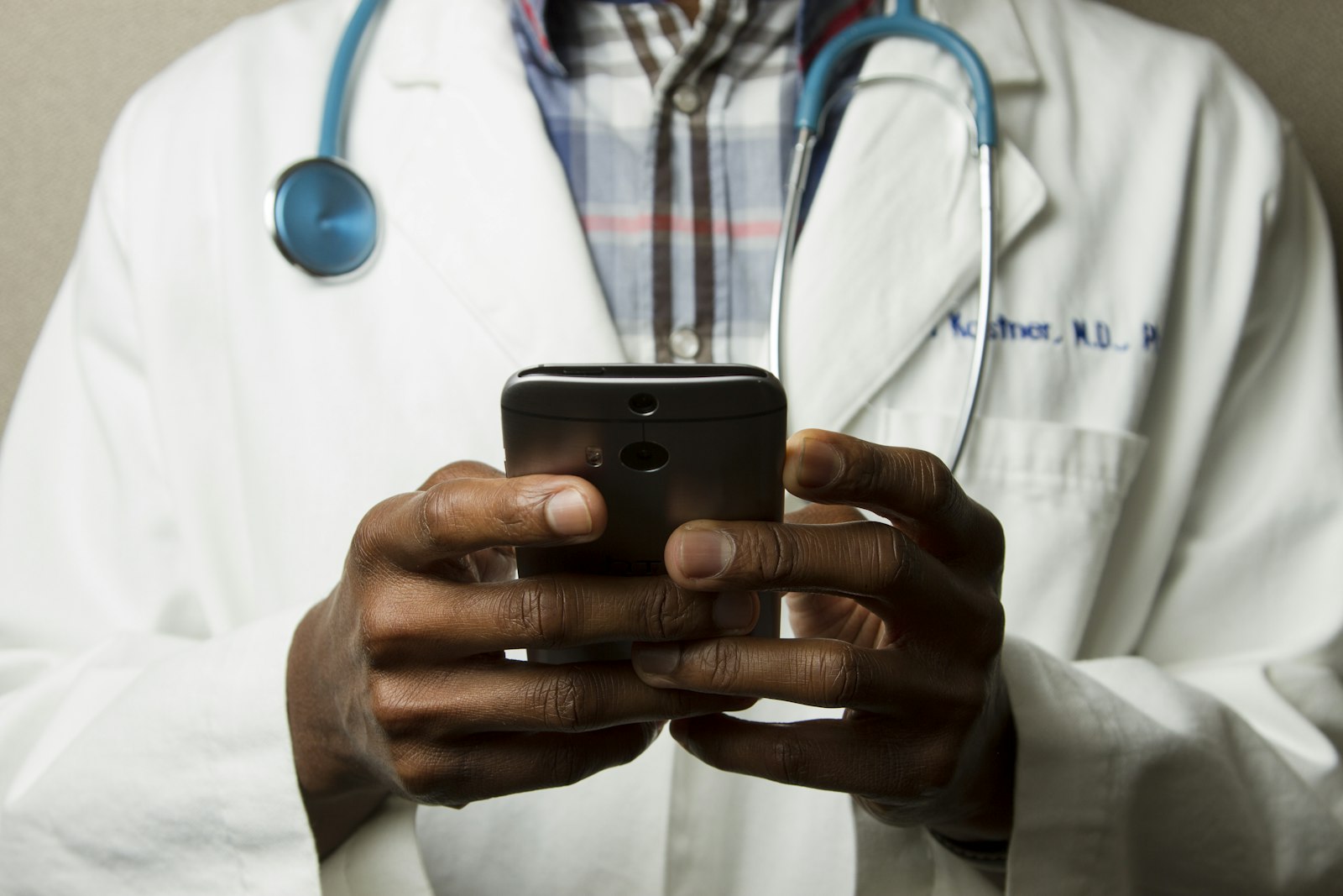 Médico atendiendo desde el móvil